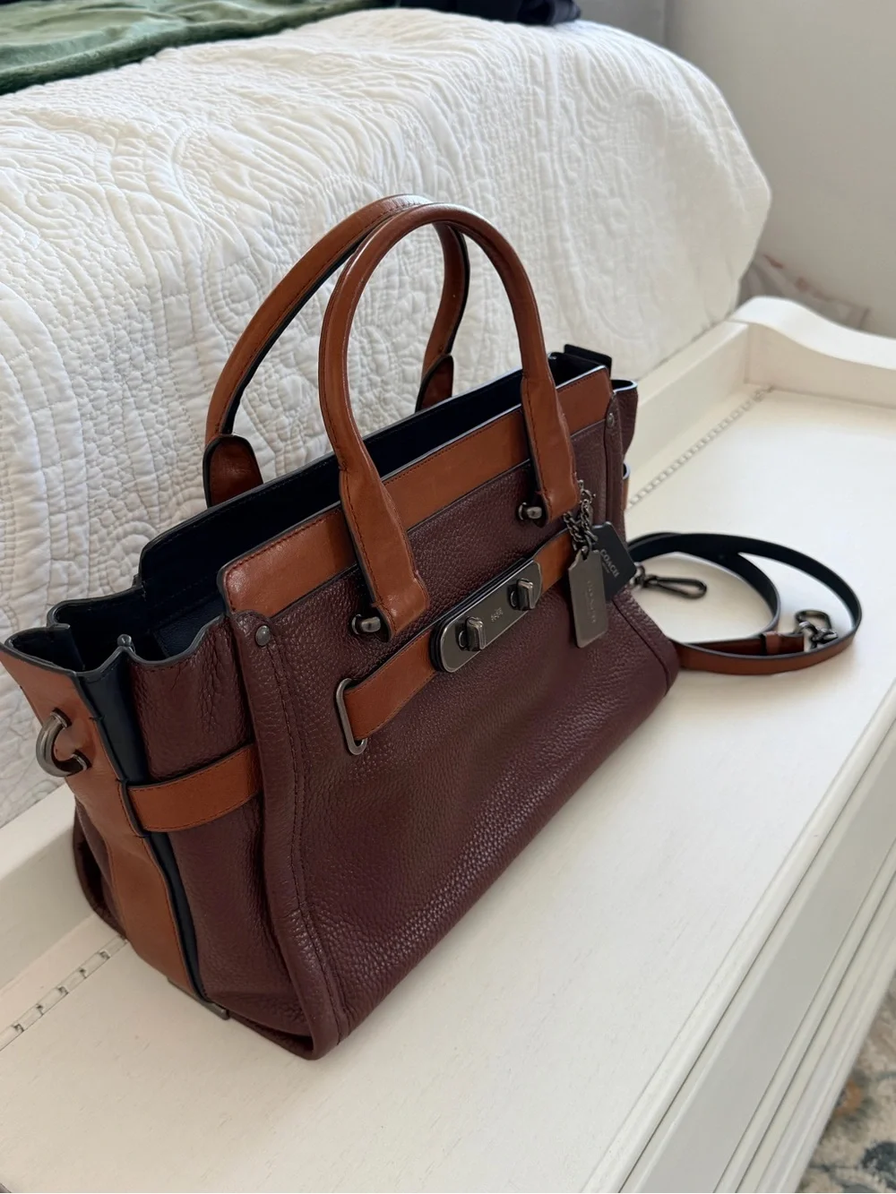 🧉Coach Color Block Swagger Carryall Leather Bag🧉